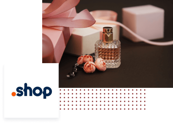 Zdjęcie butelki flakonu perfum w otoczeniu pudełek prezentowych i róż, a obok logo domeny .shop.